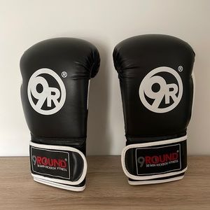 9Round 30 minute Kickboxing Fitness Club boxing gloves with hand wraps
